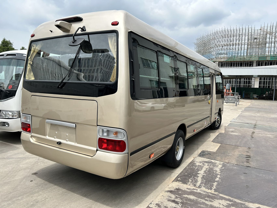 China Minibus 30 Kursi Cummins Mesin Diesel A / C Baru LHD Euro 2 Emisi Penggunaan Di Ghana