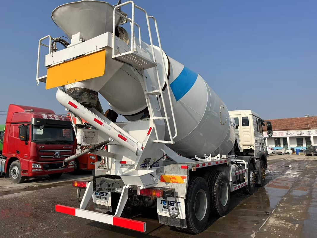 Konstruksi Truk Pengaduk Beton 2022 Tahun Howo TX Chassis 12cbm Tanker Kapasitas 8*4 Weichai 340hp