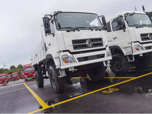 4x4 Truk Kargo Dongfeng Pagar Truk Truk Daun Musim semi 10 Ton Pemuatan Jalan yang buruk Mengemudi Euro 5