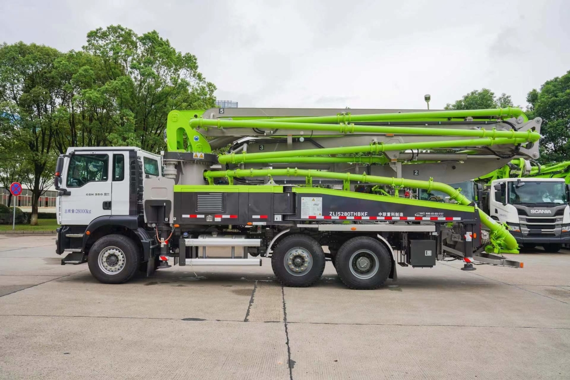 Truk Pompa Beton 37 Meter Zoomlion 6*4 Sinotruk Sitrak Sasis Lima Bagian Boom Untuk Fleksibilitas