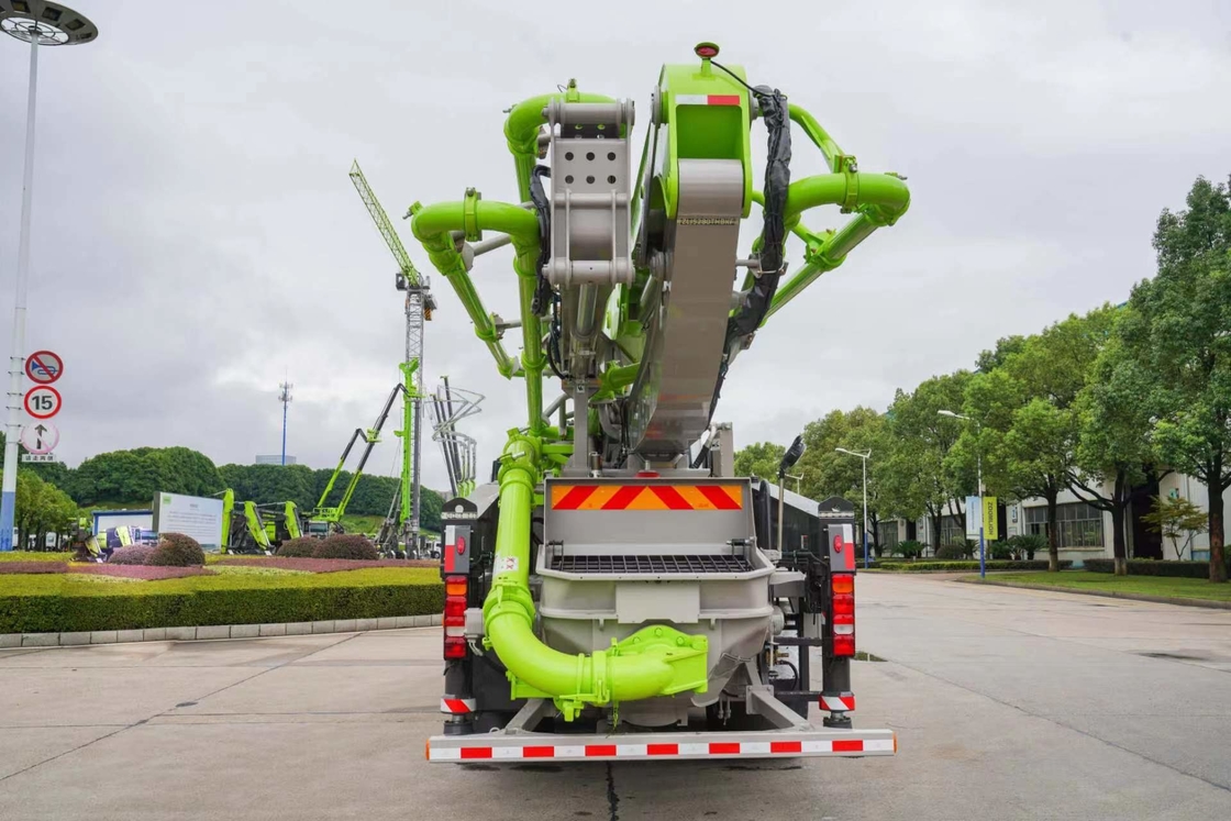 Truk Pompa Beton 37 Meter Zoomlion 6*4 Sinotruk Sitrak Sasis Lima Bagian Boom Untuk Fleksibilitas