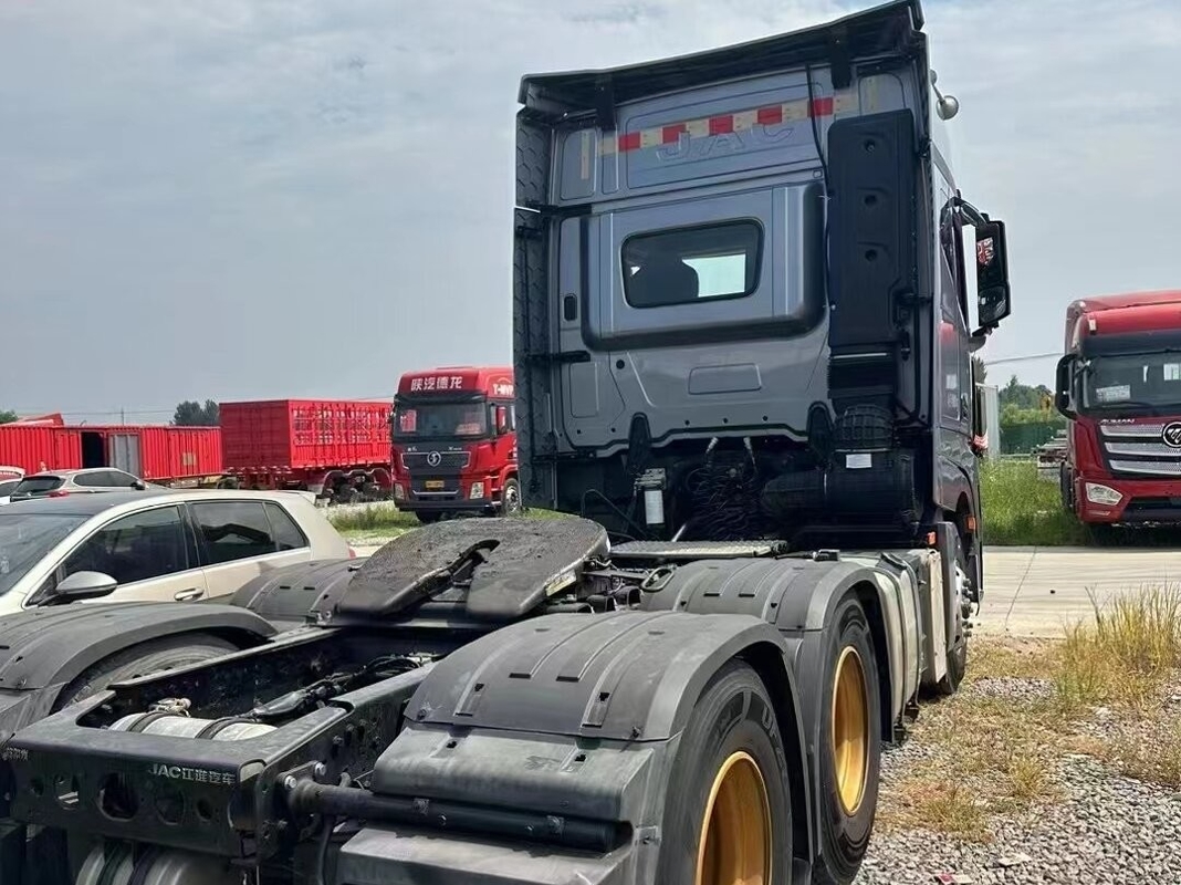 Truk kepala traktor tugas berat bekas Untuk JAC K7 Transmisi otomatis ZF 540hp Dengan tidur 6 * 4