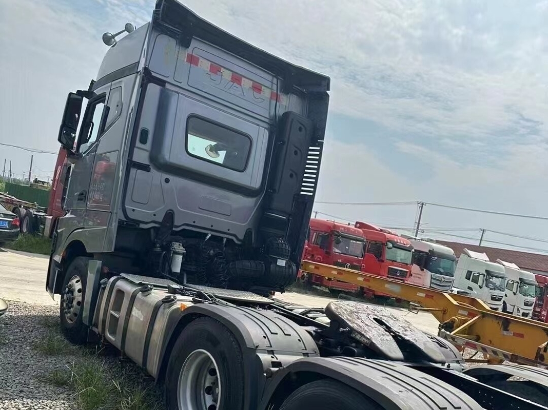 Truk kepala traktor tugas berat bekas Untuk JAC K7 Transmisi otomatis ZF 540hp Dengan tidur 6 * 4