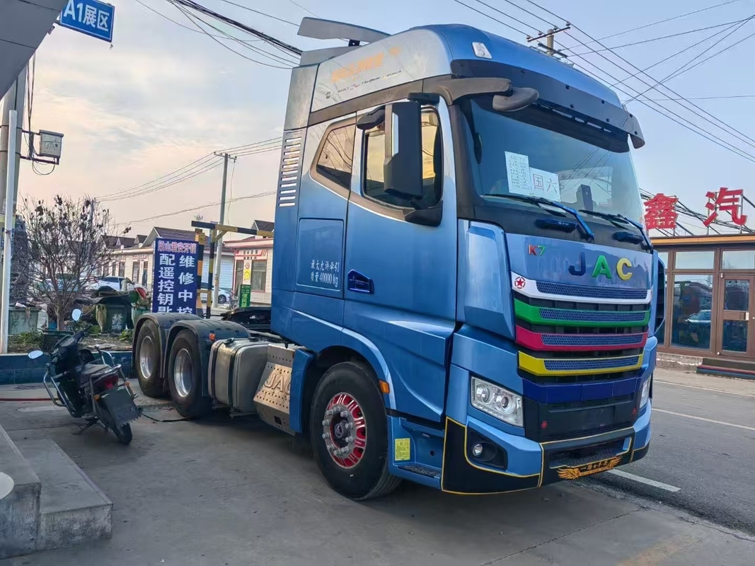 Kepala Traktor Diperbaiki Tahun 2023 JAC Semi Truk Untuk 10 Roda Mesin Cummins 560hp Airbag