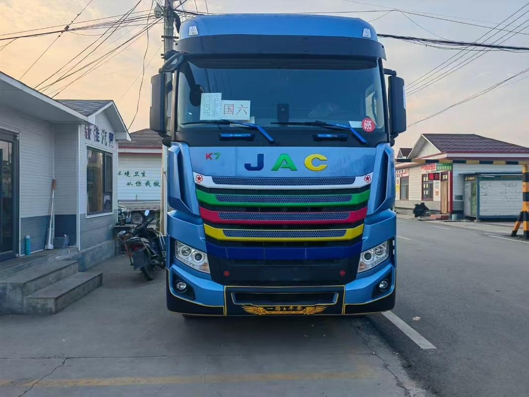 Kepala Traktor Diperbaiki Tahun 2023 JAC Semi Truk Untuk 10 Roda Mesin Cummins 560hp Airbag