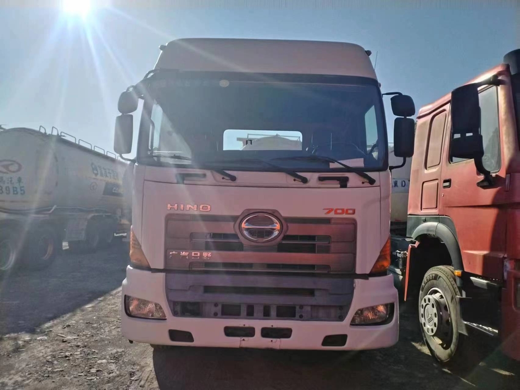 Kepala Traktor Bekas Untuk Afrika Hino 700 Leaf Spring Kabin Atap Tinggi 6 * 4 Truk Tugas Berat awet
