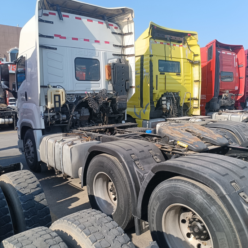 Sepatu Traktor Truk Isuzu 460hp Truk Truk 6×4 Drive Model 2020 Tahun Transportasi Tinggi