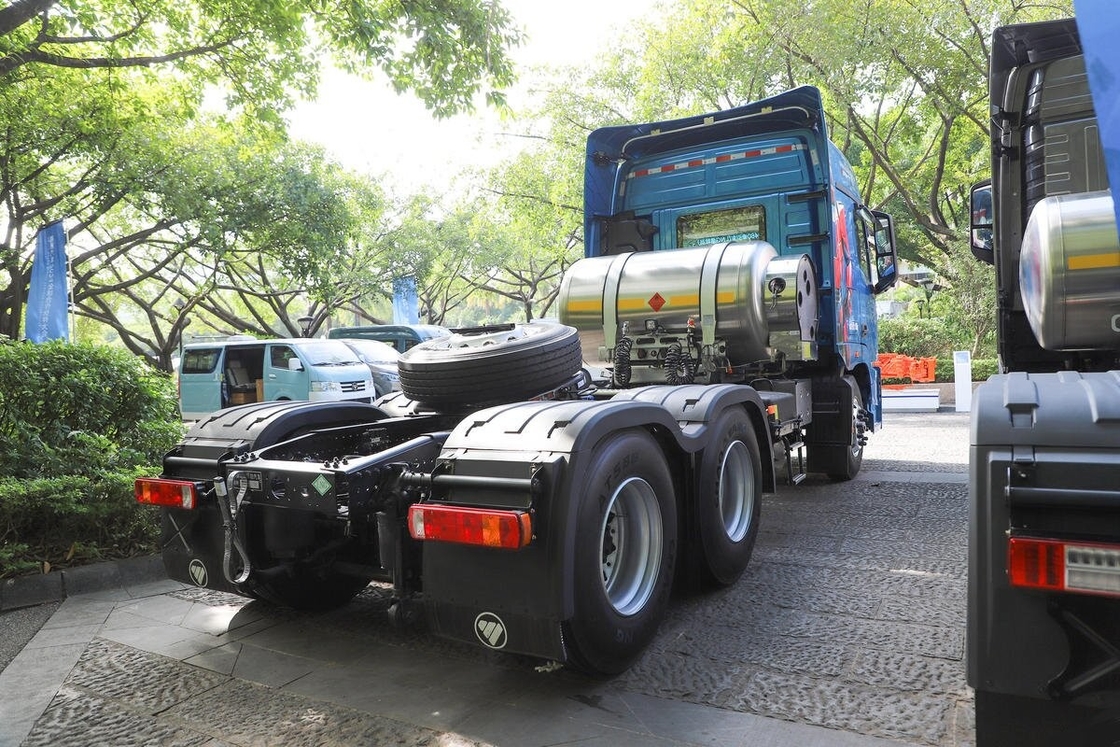 Digunakan Harga Murah Kepala Traktor Foton Kuda 6 * 4 Drive Mode 460hp Cummins Mesin LNG Kabin atap tinggi Dengan Sleeper