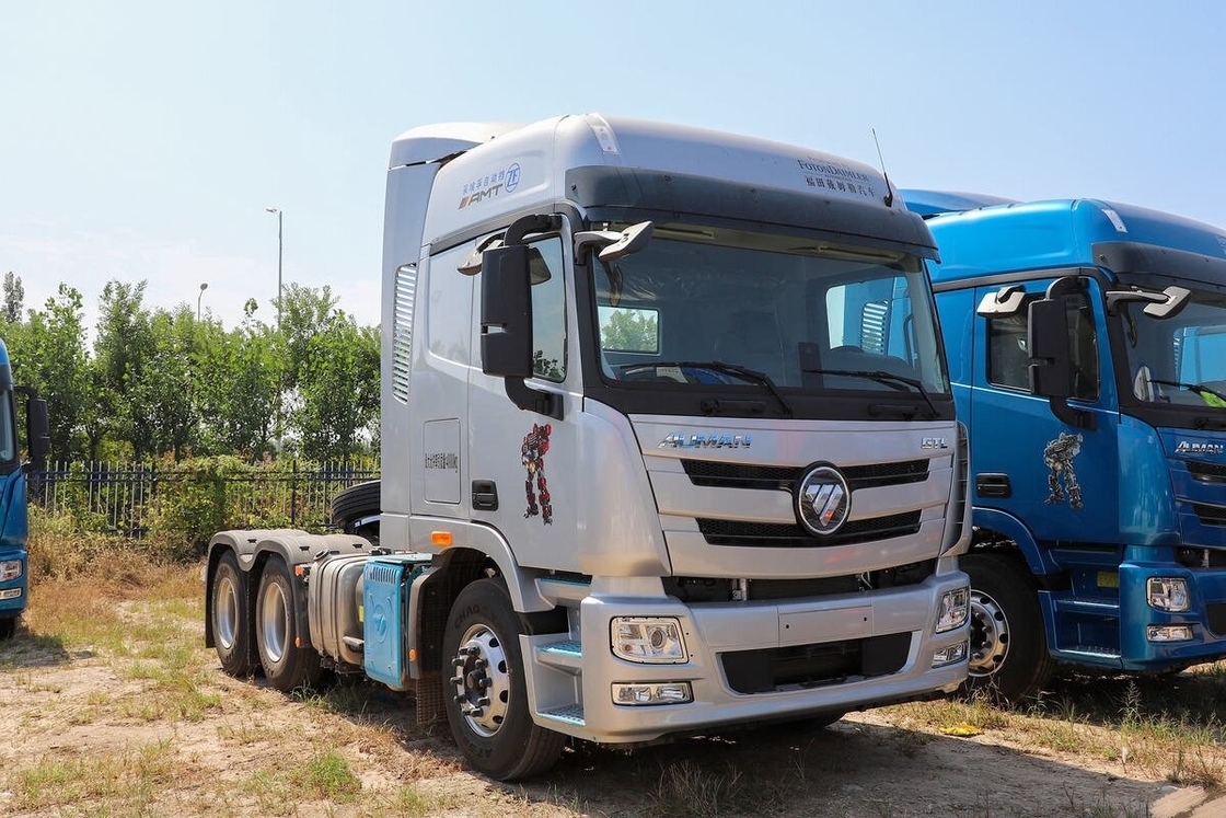 Kepala Traktor yang Digunakan Mesin Commins 6x4 Unit Traktor Foton Auman Perak Euro 6 Emisi Transportasi Jarak Panjang
