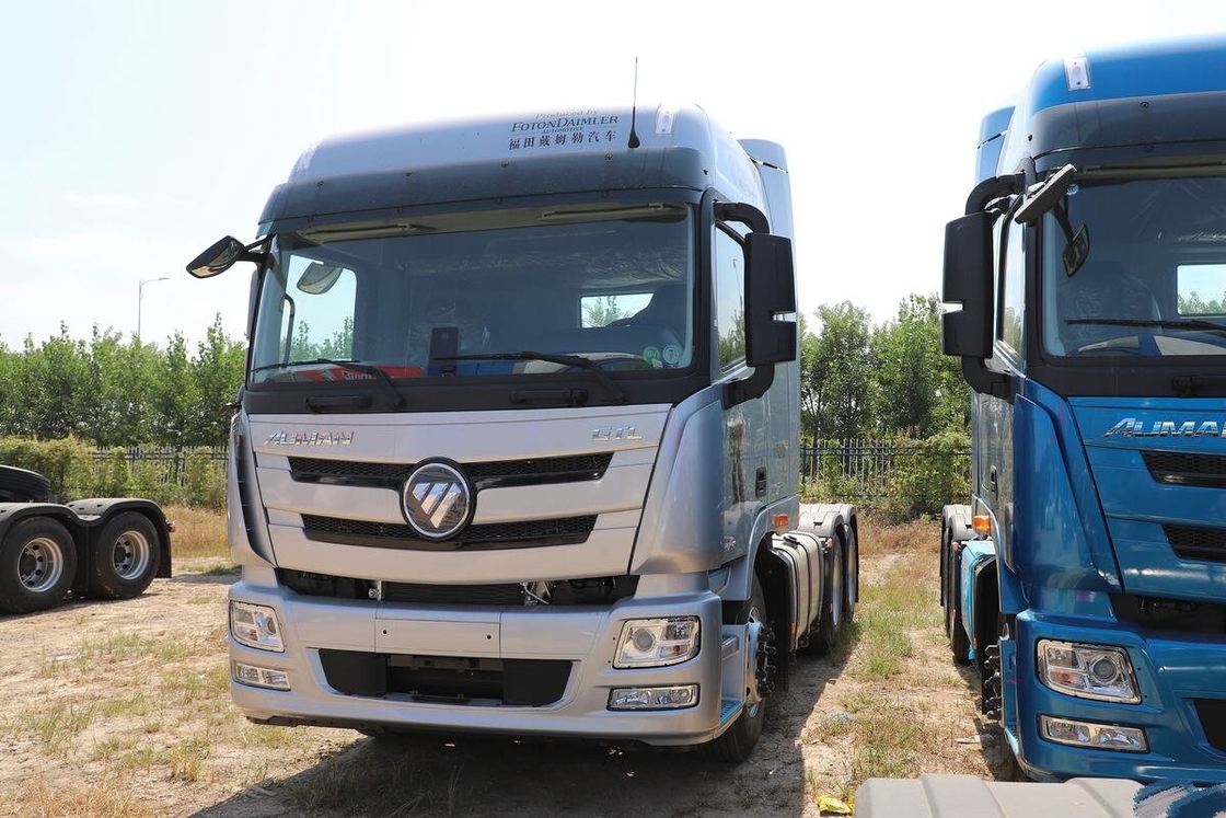 Kepala Traktor yang Digunakan Mesin Commins 6x4 Unit Traktor Foton Auman Perak Euro 6 Emisi Transportasi Jarak Panjang