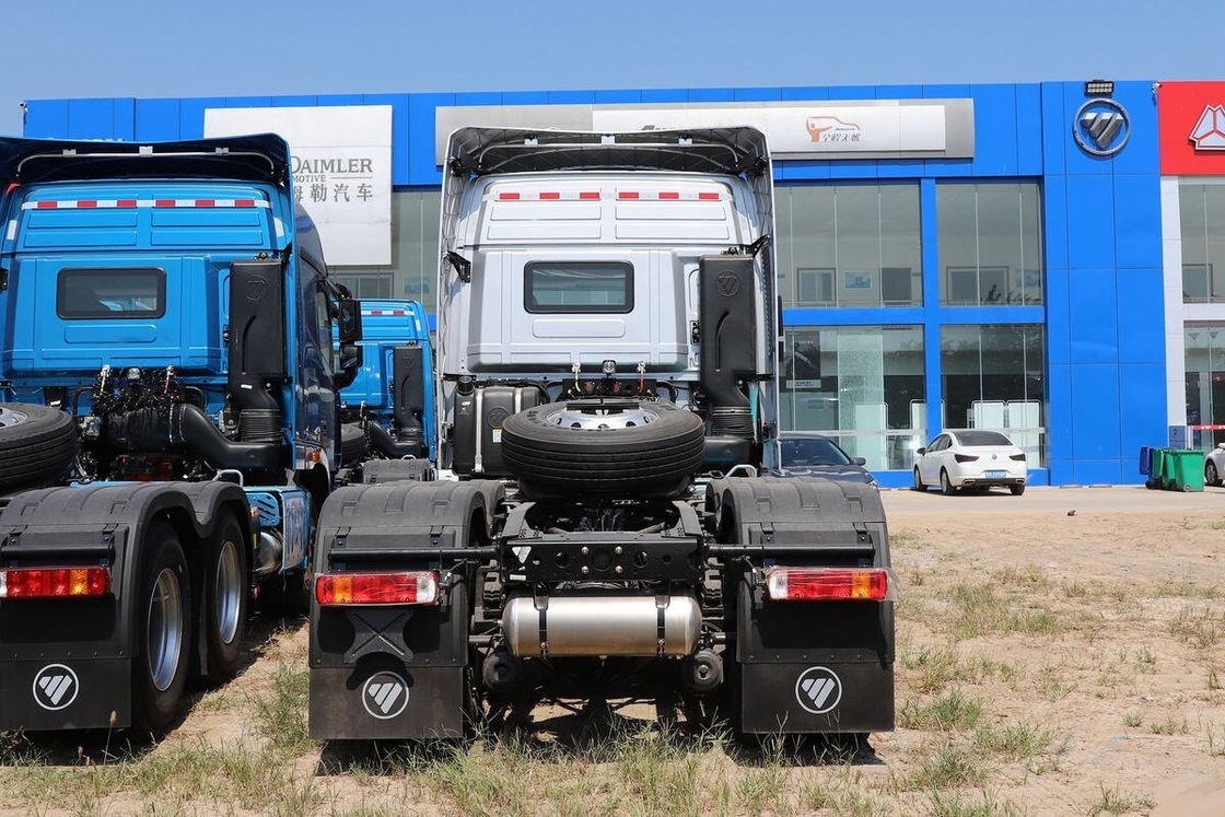 Kepala Traktor yang Digunakan Mesin Commins 6x4 Unit Traktor Foton Auman Perak Euro 6 Emisi Transportasi Jarak Panjang