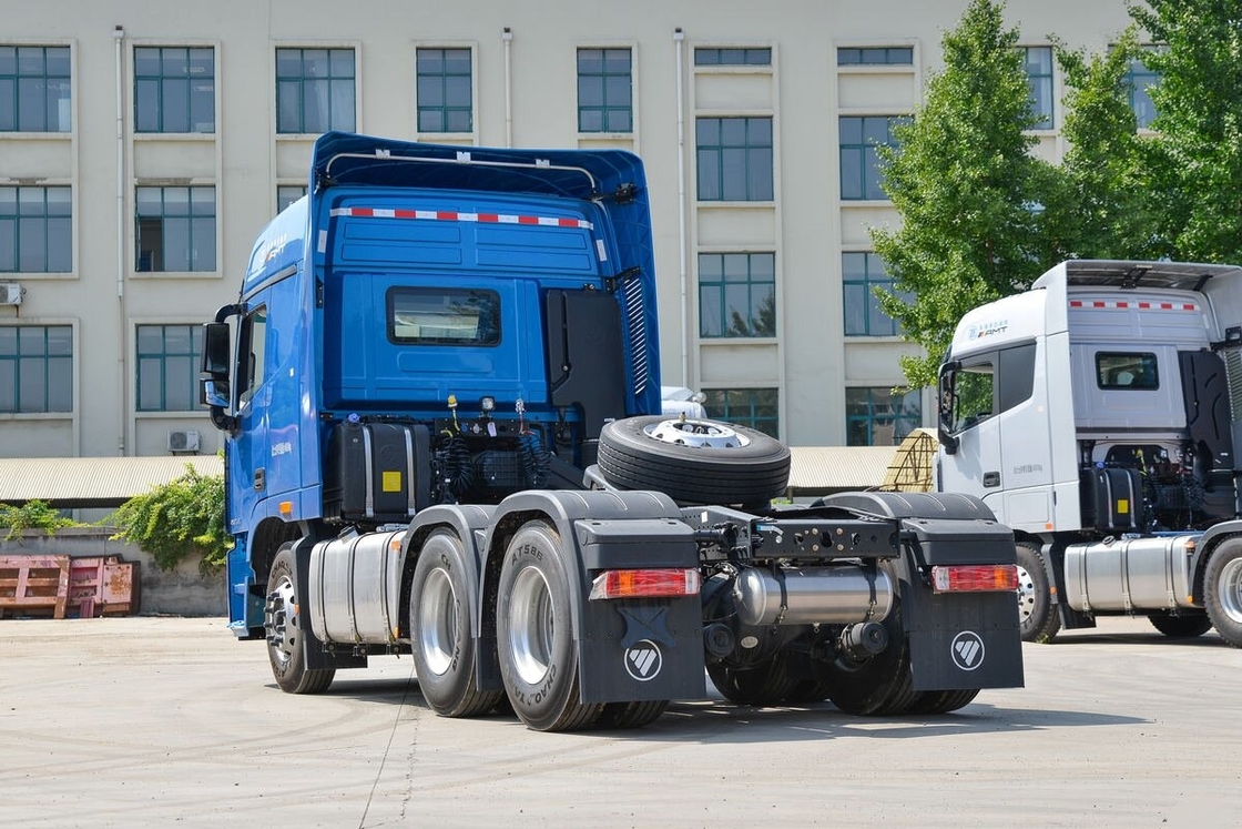 Kepala Traktor yang Digunakan Kekuatan Kuda Tinggi Foton Auman Commins Mesin Biru Lantai Tinggi Cab Sleepers