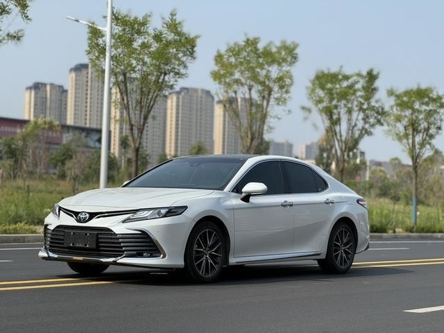 Toyota Camry 2.5L Bekas, Interior Bersih, Tidak Ada Kecelakaan, Warna Putih Tahun 2023, 99% Baru, Terjangkau