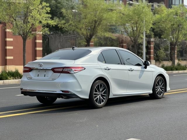 Toyota Camry 2.5L Bekas, Interior Bersih, Tidak Ada Kecelakaan, Warna Putih Tahun 2023, 99% Baru, Terjangkau