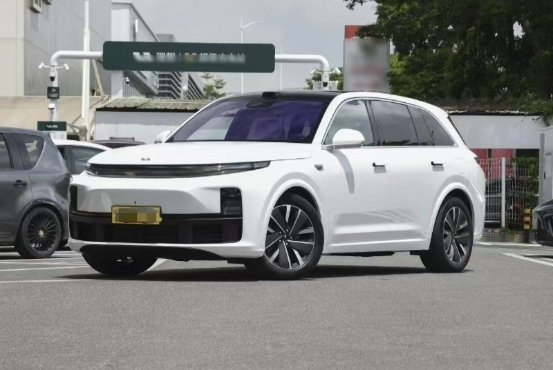 SUV Li Auto Baru Tahun 2025 Mobil Jarak Jauh 4WD Tahan Lama Bertenaga Mobil Ideal Dengan Warna Kustom