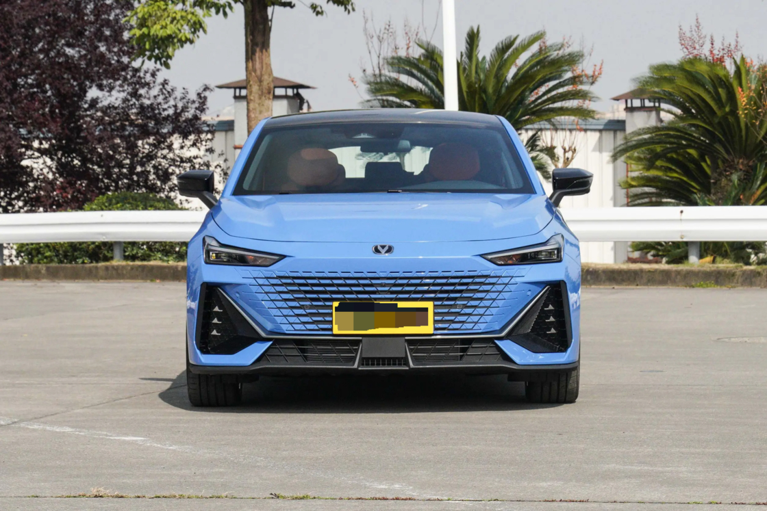 Changan UNI-V Baru Terjangkau 2025 Generasi Ketiga 1.5T 500Bar Edisi Olahraga Premium Untuk Ekspor untuk Penggunaan Keluarga