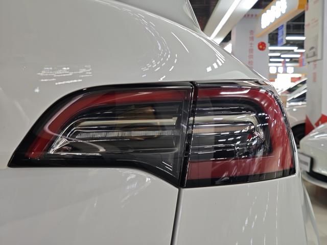 SUV Tesla Model Y Bekas Terjangkau 2022 facelift versi penggerak roda belakang untuk penggunaan keluarga