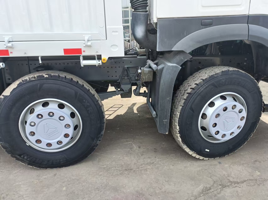 Shock-Absorbing Seats SINOTRUK Fence Truck Diesel 460HP 6 Cylinders 8x4 9.5m Air Conditioning