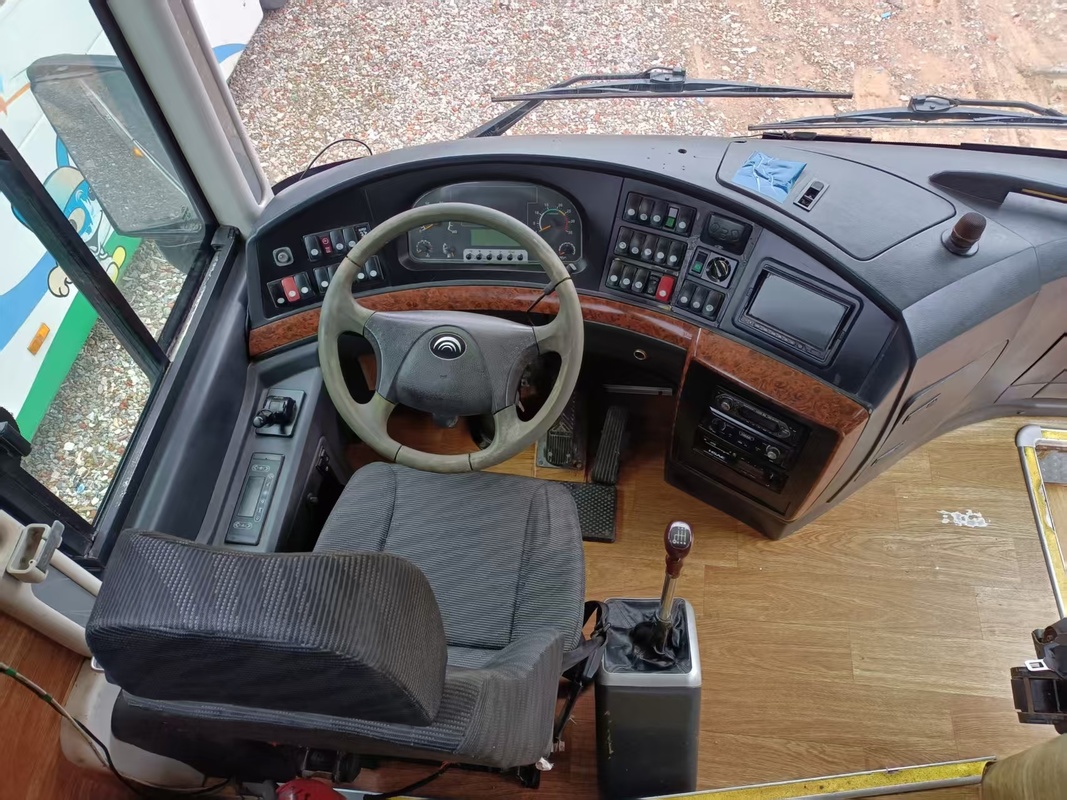 Digunakan Double Diff Yutong Coach Bus 55 Seater Church Second Hand Intercity Airport School Commuter Interurban Bus