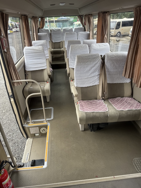 Bus Yutong Coaster 20 Seater Diesel Bus Bisnis Komersial Commuter Shuttle Bus Diesel Mewah