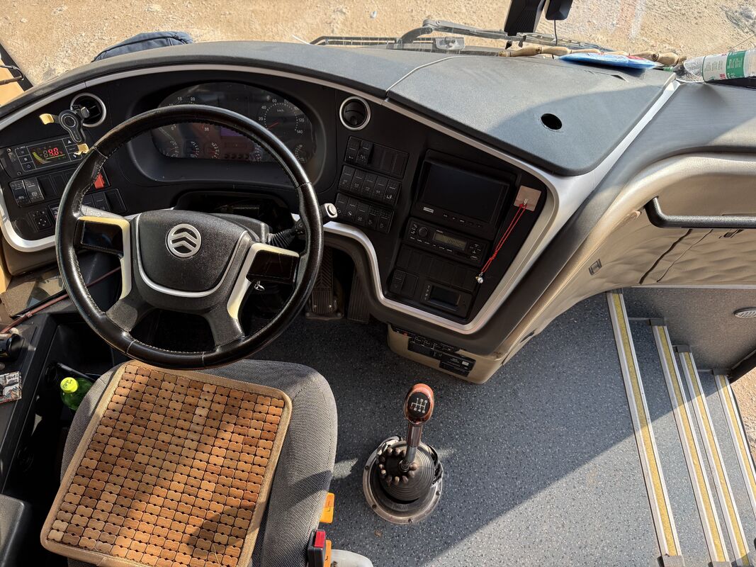 Bus Kinglong Diesel Bekas 50 Tempat Duduk Mewah Leafspring Mesin Weichai Tur Sekolah Bus Komuter