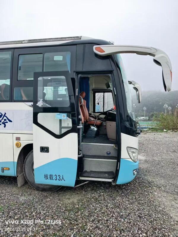 Bus Bus bekas Yu-tong ZK6888 Yuchai Euro5 Daun Musim Semi 33 Kursi 2020 Tahun Transportasi Lux Dengan AC Untuk antar-jemput atau jarak jauh