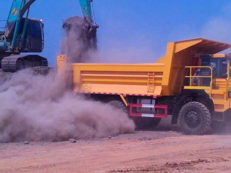 55km / H Kecepatan Maks. Dump Truck 8800 * 3275 * 4040 Dengan Mesin Weichai Euro 3