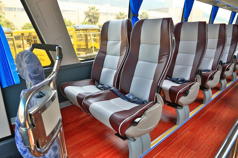 2011 Tahun 48 Kursi Digunakan Pelatih Penumpang Golden Dragon Brand 300HP Power