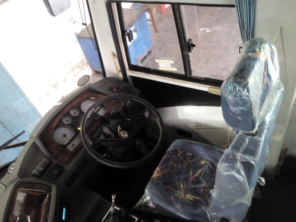 2013 YEAR Dongfeng Digunakan Bus Pelatih 24-35 Kursi Gaya Putih Mesin Yuchai Tengah