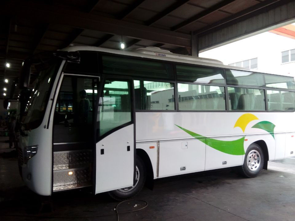 2013 YEAR Dongfeng Digunakan Bus Pelatih 24-35 Kursi Gaya Putih Mesin Yuchai Tengah
