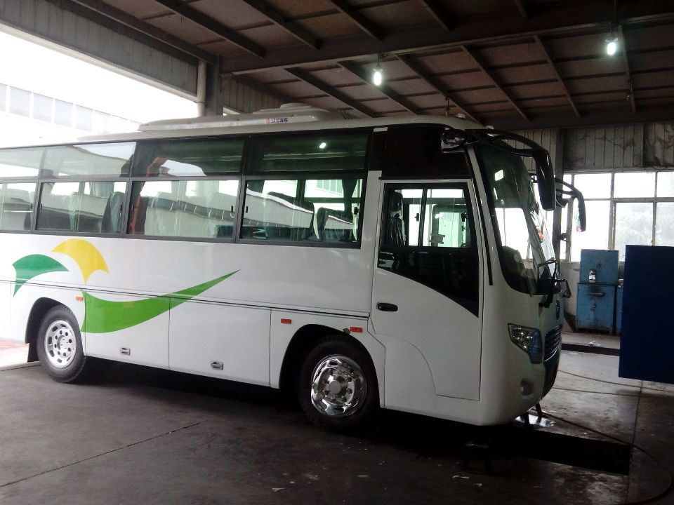 2013 YEAR Dongfeng Digunakan Bus Pelatih 24-35 Kursi Gaya Putih Mesin Yuchai Tengah