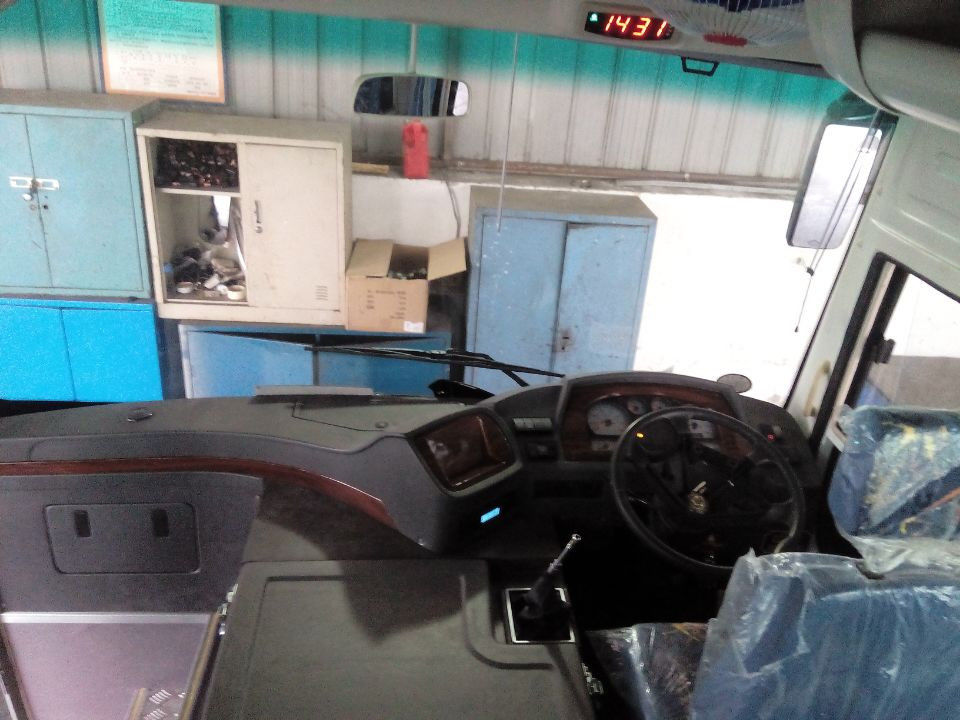 2013 YEAR Dongfeng Digunakan Bus Pelatih 24-35 Kursi Gaya Putih Mesin Yuchai Tengah