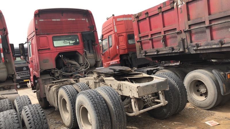 6x4 Drive Mode Digunakan Tractor Truck Sinotruck HOWO Brand With 3 Seat