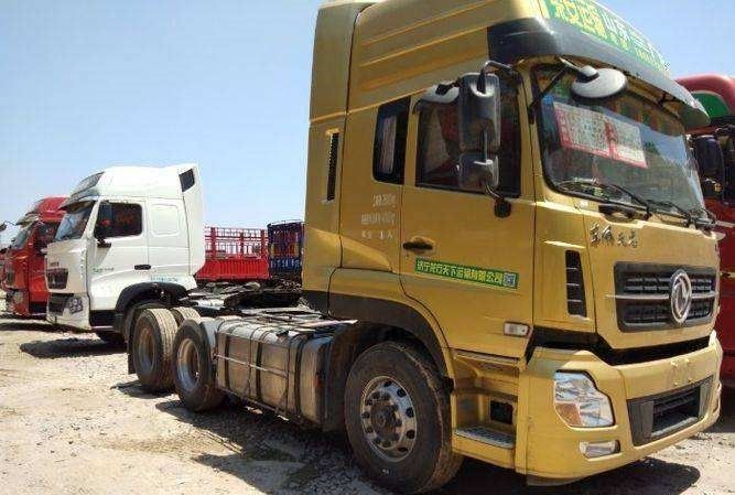 6x4 Drive Mode Digunakan Tractor Truck DONGFENG Merek Euro III Standar Emisi
