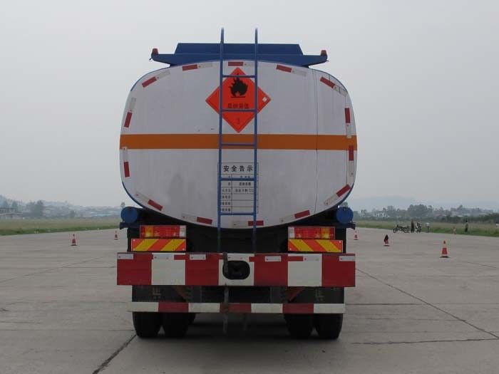 6 × 4 Drive Mode Tanker Minyak Yang Digunakan Volume 18 M3 Dengan Air Conditioner 78 Km / H Kecepatan Maks