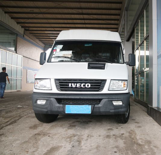 White Iveco Merk Bekas Dan Minibus Baru 6 Kursi, 129 Hp Diesel 2013-2018 Tahun