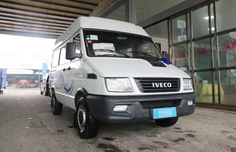 White Iveco Merk Bekas Dan Minibus Baru 6 Kursi, 129 Hp Diesel 2013-2018 Tahun