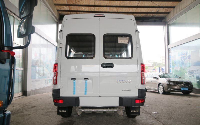 Merek putih bekas dan minibus baru 6 kursi 129 Hp Diesel 2013-2018 Tahun