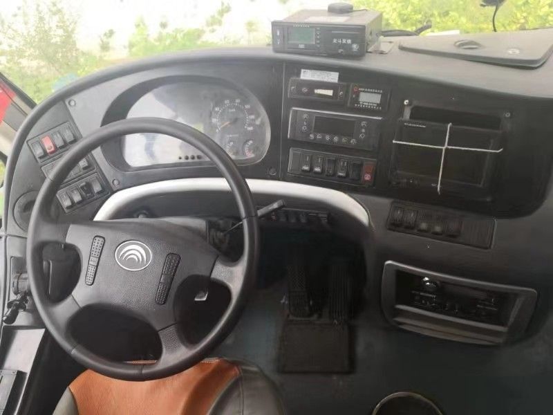 Yutong Bekas Bus Pelatih 51 Kursi Warna Ungu Maks. Kecepatan 100km / H Mesin Diesel Kuat