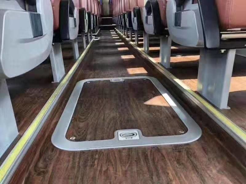 Yutong 6122 Seri 55 Kursi Pelatih Tangan Kedua Bus Diesel LHD 2017 Tahun Warna Putih Kursi Mewah Dengan Pintu Otomatis