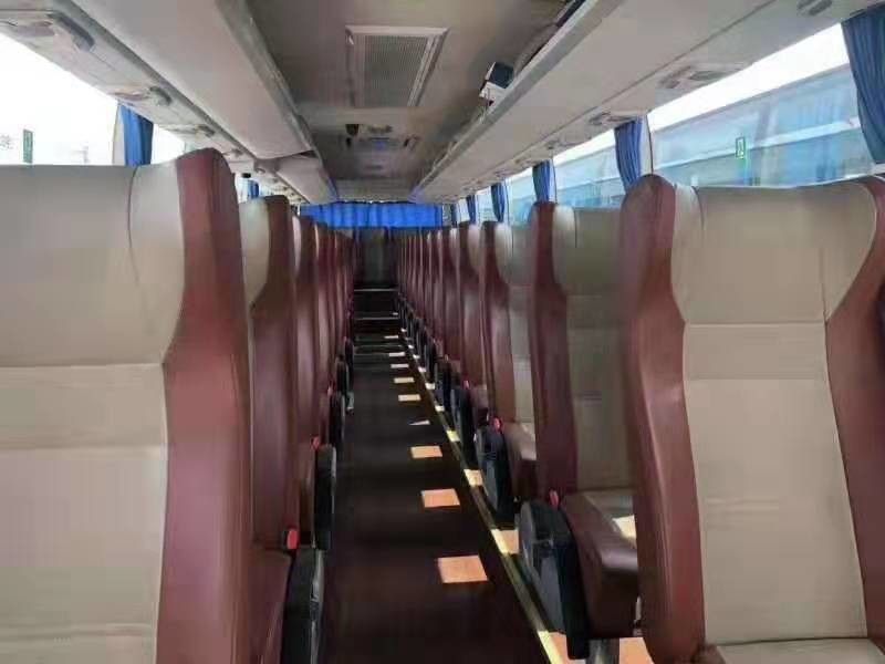 Yutong 6122 Seri 55 Kursi Pelatih Tangan Kedua Bus Diesel LHD 2017 Tahun Warna Putih Kursi Mewah Dengan Pintu Otomatis