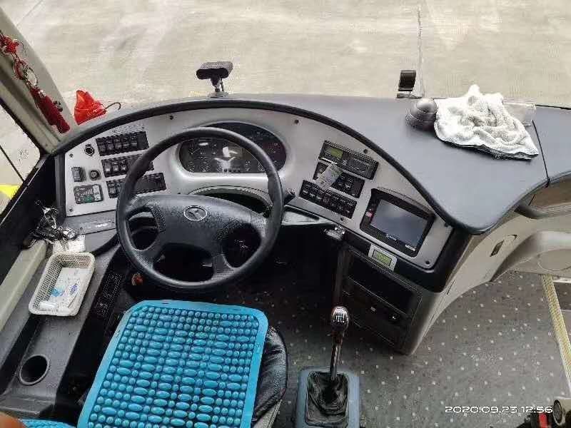 Kinglong RHD Deisel Engine 53 Kursi 233kw Bus Pelatih Bekas Dengan Pintu Ganda AC