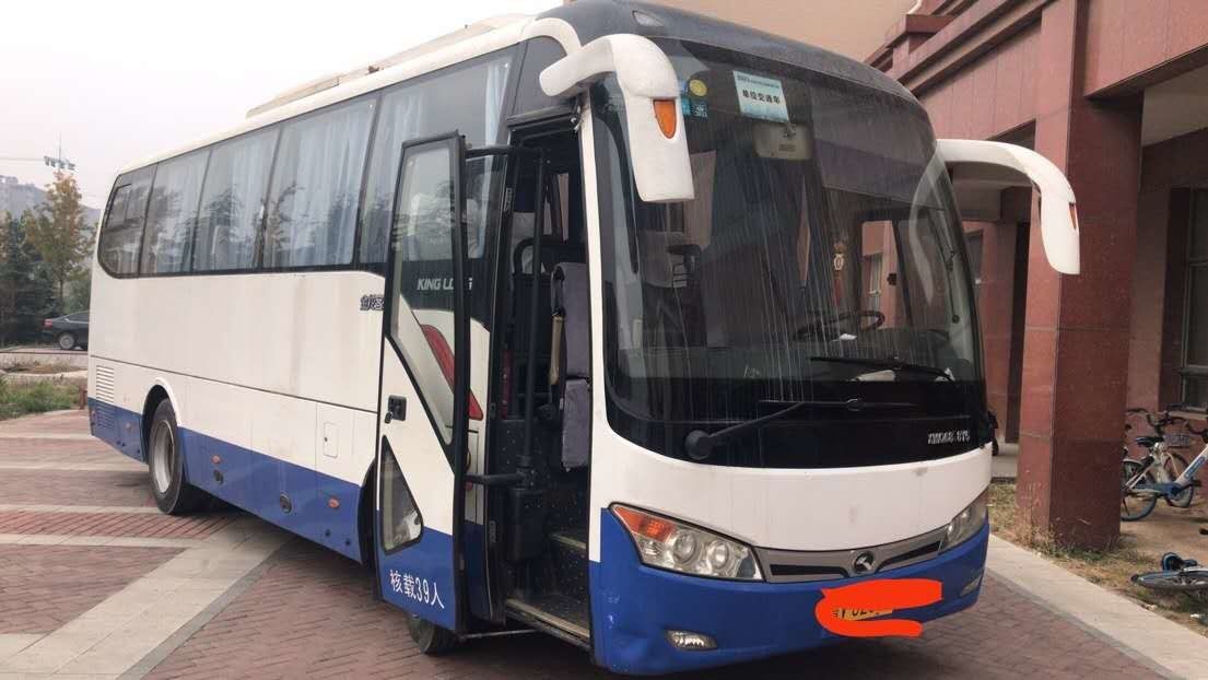 Kinglong Brand Bekas Bus Wisata Sencond Hand Bus XMQ6898 39 Kursi Dengan Mesin Belakang AC Warna Biru Dan Putih Kondisi Baik