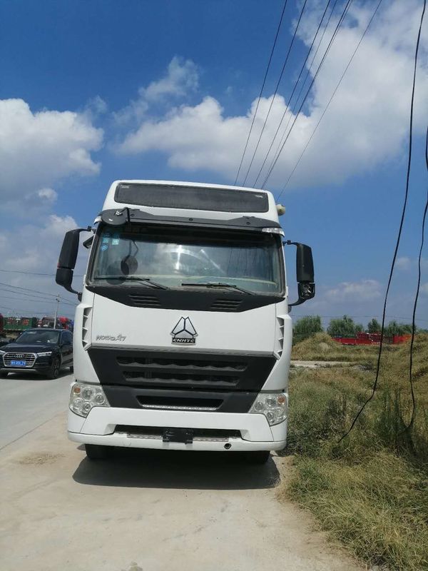 China Sinotruk Howo A7 Tractor Truck Head 6x4 dengan warna berbeda