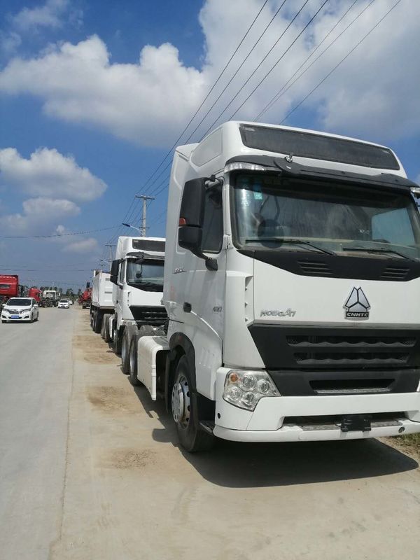 China Sinotruk Howo A7 Tractor Truck Head 6x4 dengan warna berbeda