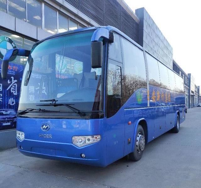 Lebih Tinggi KLQ6129 53 Kursi Mesin Belakang Digunakan Bus Pelatih Pintu Ganda Baja Chiassis