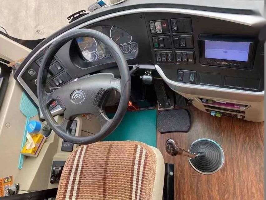 Kemudi Kiri Pintu Tunggal Airbag Chassis Kursi VIP Mewah Bekas Bus Penumpang Bekas Bus Yutong Merek ZK6908 38 Kursi