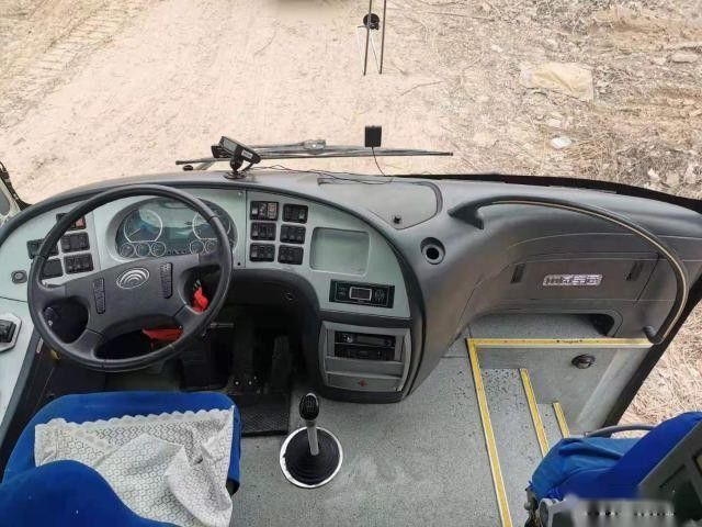 Yutong ZK6107 Digunakan Bus Pelatih untuk Chassis Baja Afrika 47 Kursi Kiri Kemudi Euro III Kondisi Baik Kilometer Rendah