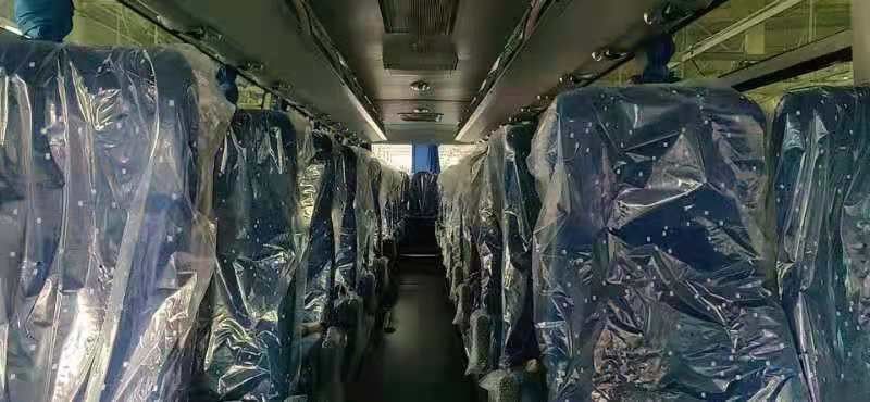 Bus Yutong Baru ZK6122H9 Dengan 55 Kursi Warna Putih Dalam Promosi Mesin Belakang