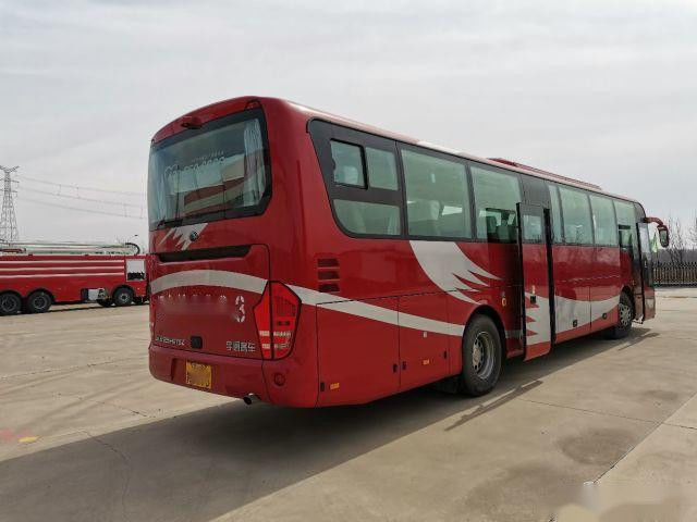 ZK6122 Digunakan Bus Pelatih Yutong Merek 55 Kursi 2017 Rendah Kilometer Belakang Sasis Baja Kursi VIP